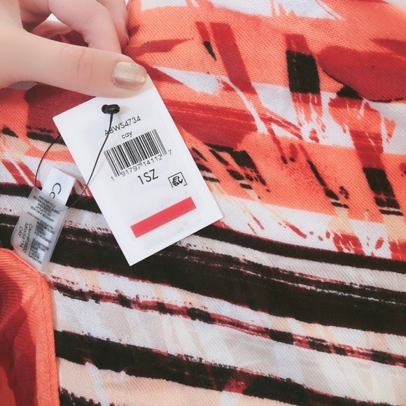 ⚡️Flash sale⚡️ Calvin Klein Floral  Evening Scarf - Picture 4 of 4